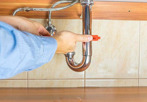 Comment couper l’eau pour changer un robinet ?