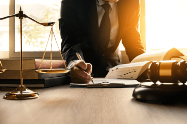 Avantages d’embaucher un avocat pour examiner vos contrats commerciaux