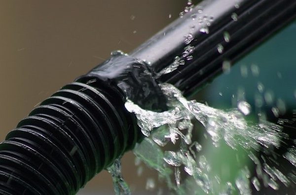 Solution temporaire pour une conduite d’eau qui fuit