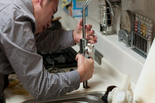 Pourquoi solliciter un plombier à Paris pour réparer une fuite d’eau ?