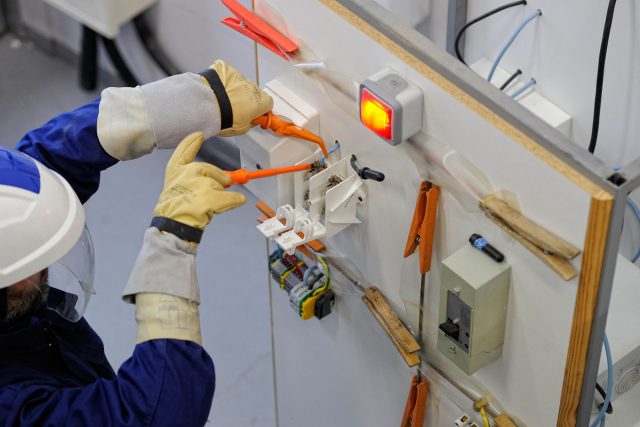 Quelle formation suivre pour devenir électricien : questions et réponses