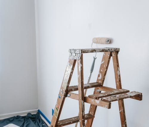 Comment peindre des bandes sur un mur intérieur ?